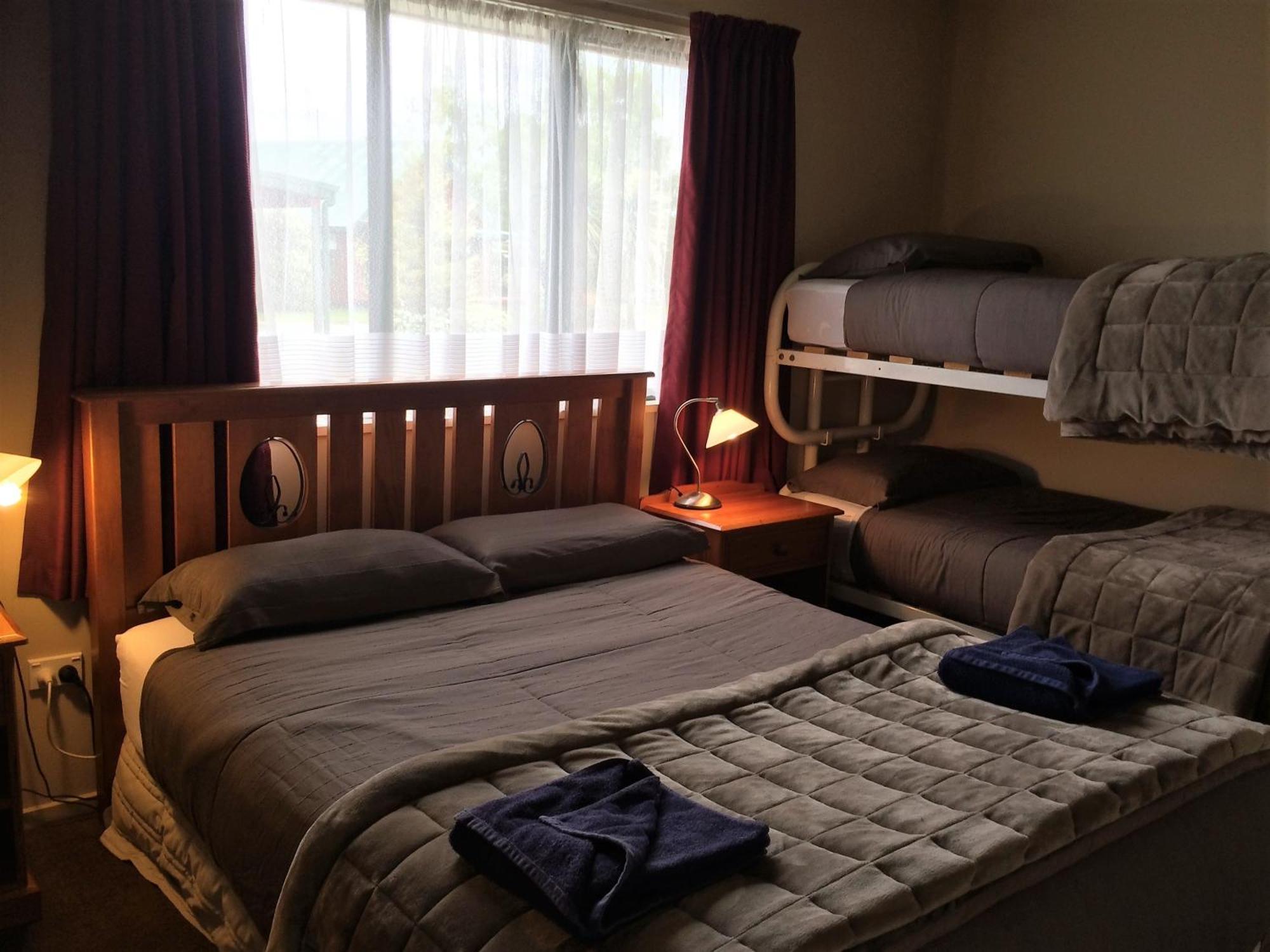 Cedar Chalets And Barkers Lodge Метвен Стая снимка