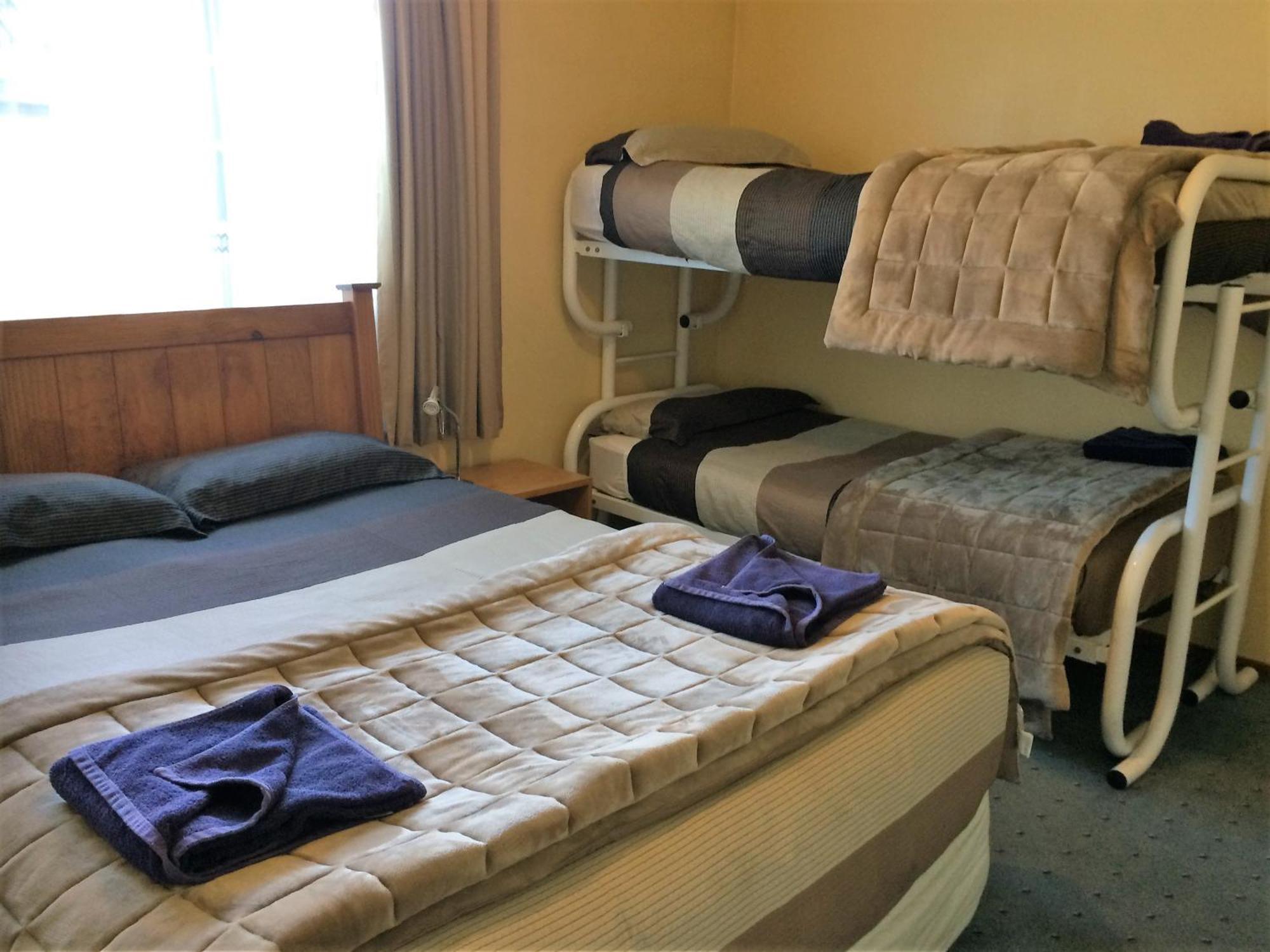 Cedar Chalets And Barkers Lodge Метвен Стая снимка
