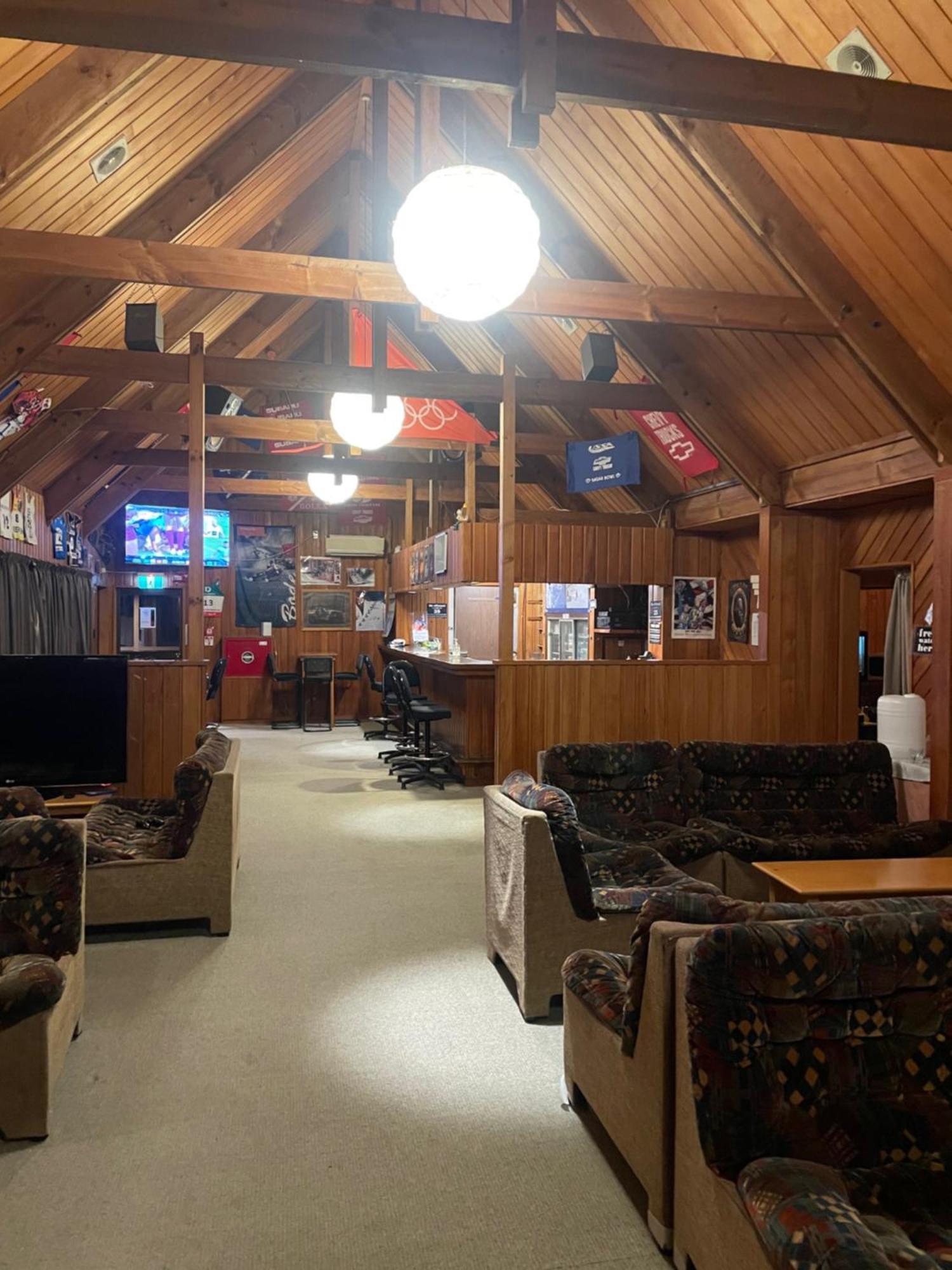 Cedar Chalets And Barkers Lodge Метвен Екстериор снимка