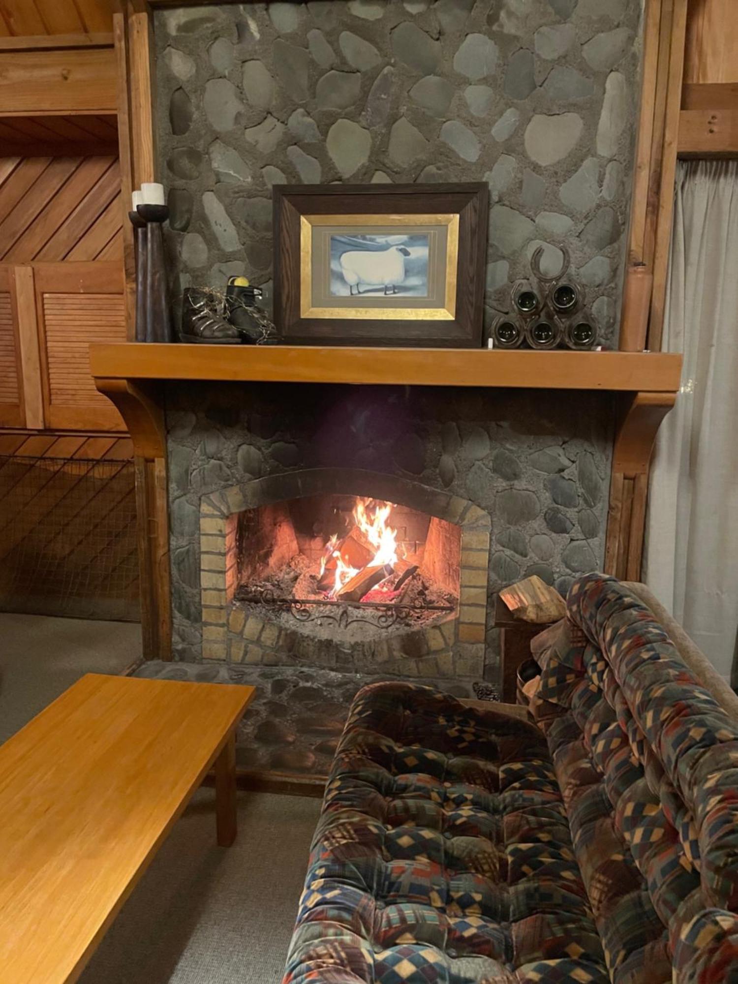 Cedar Chalets And Barkers Lodge Метвен Екстериор снимка