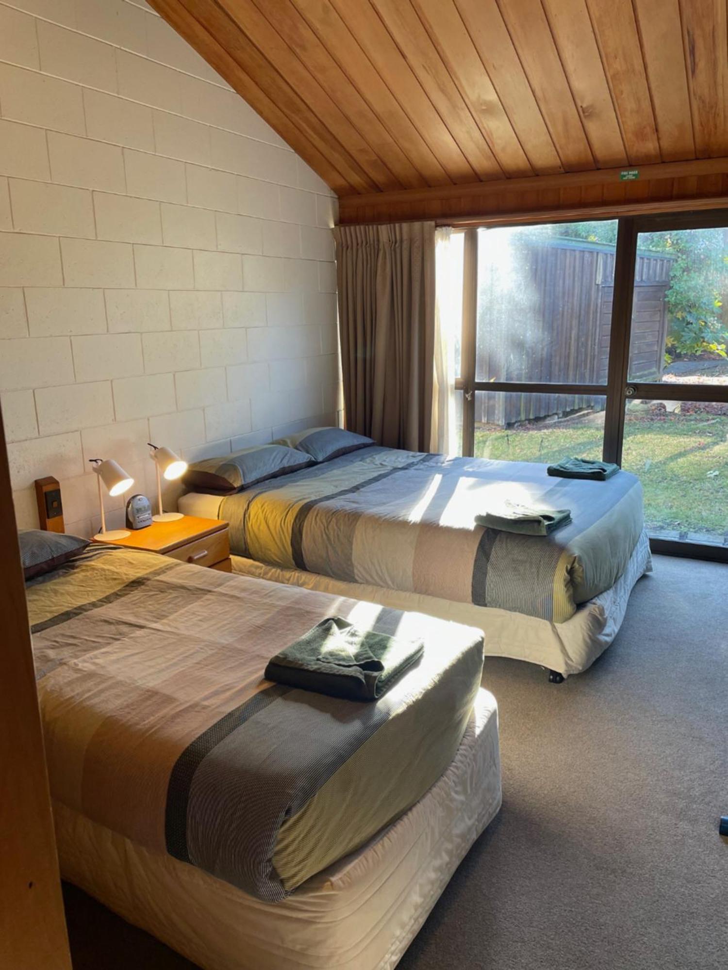 Cedar Chalets And Barkers Lodge Метвен Екстериор снимка