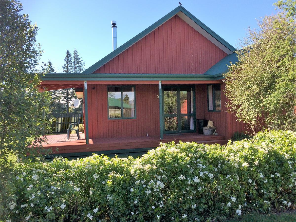 Cedar Chalets And Barkers Lodge Метвен Екстериор снимка