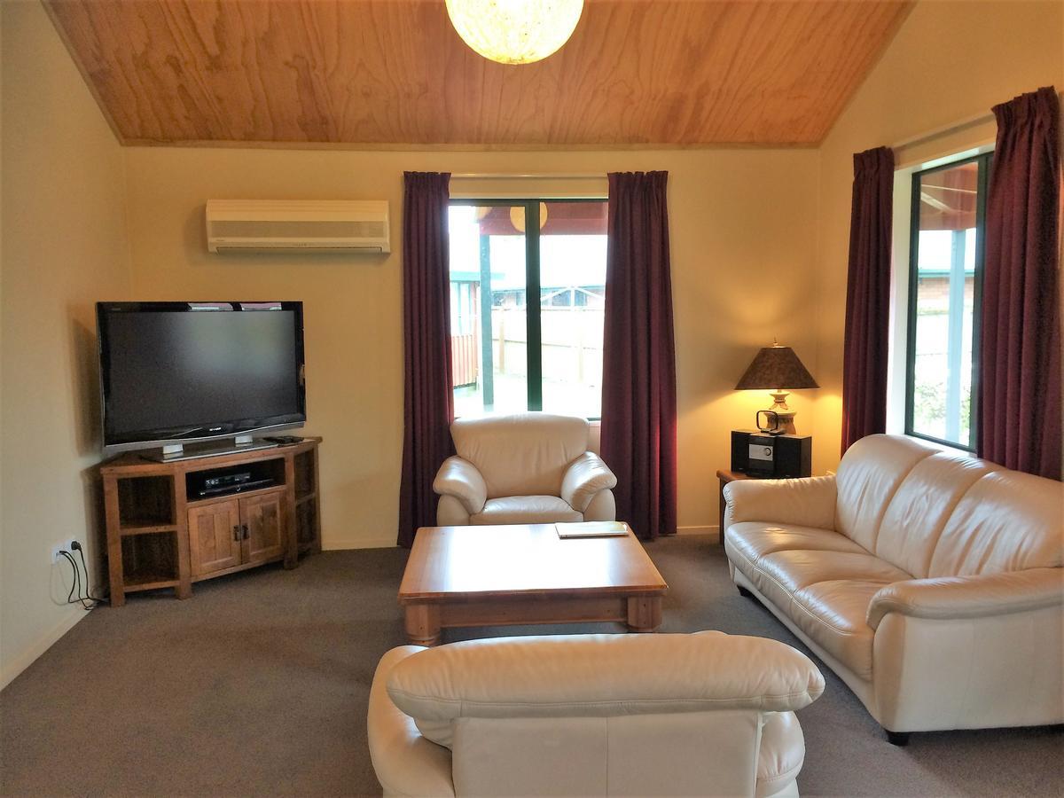 Cedar Chalets And Barkers Lodge Метвен Екстериор снимка
