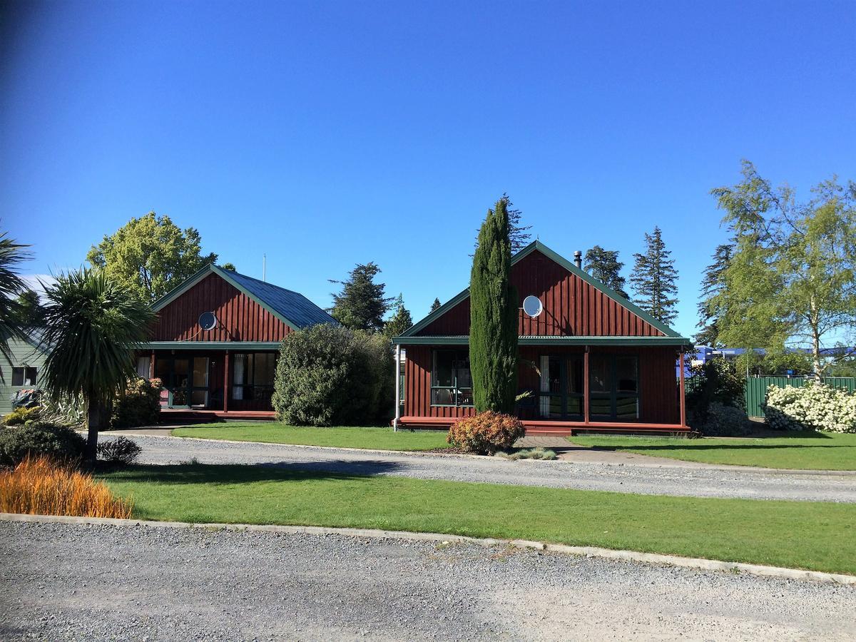 Cedar Chalets And Barkers Lodge Метвен Екстериор снимка