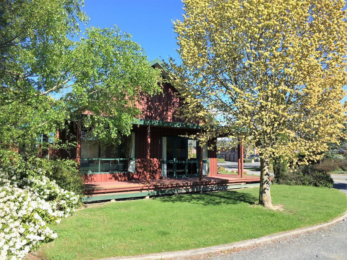 Cedar Chalets And Barkers Lodge Метвен Екстериор снимка