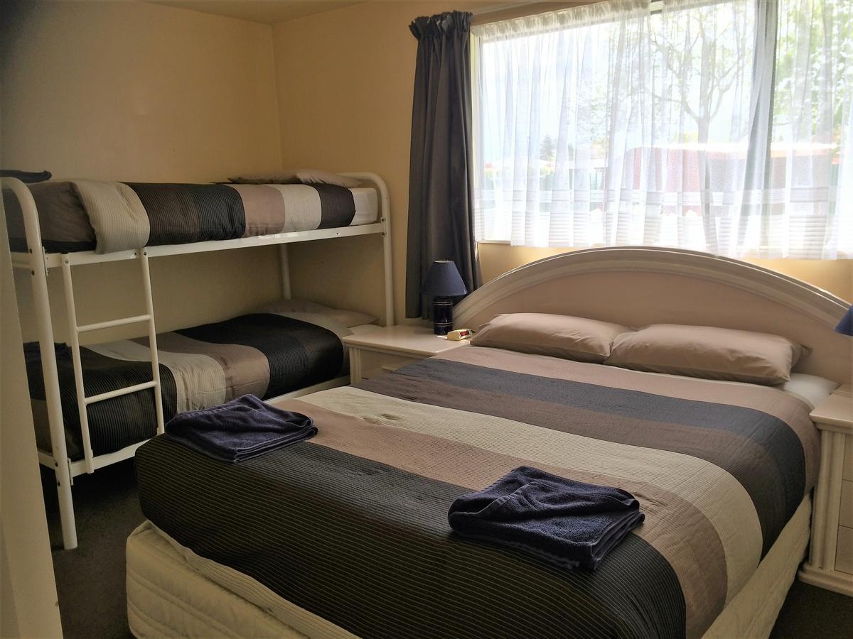 Cedar Chalets And Barkers Lodge Метвен Екстериор снимка