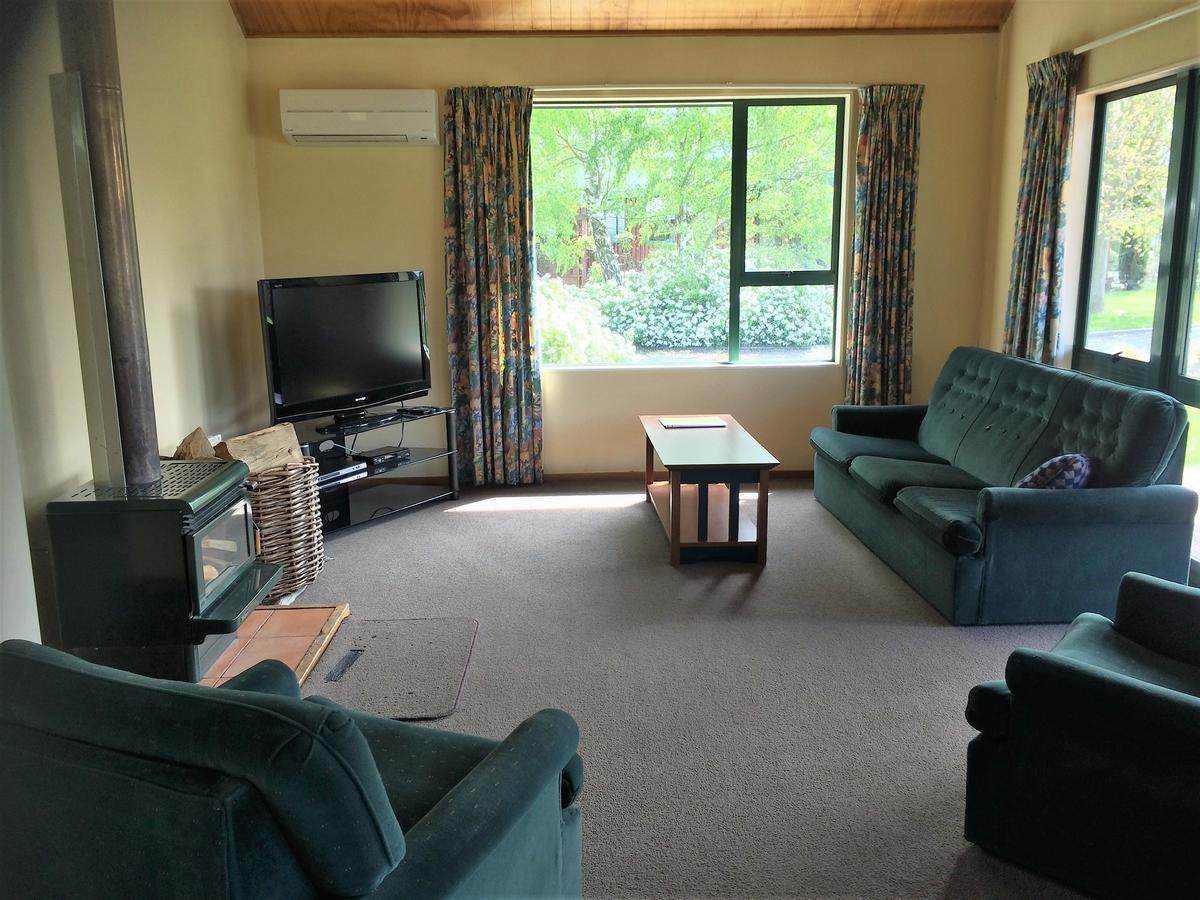 Cedar Chalets And Barkers Lodge Метвен Екстериор снимка